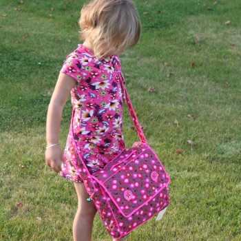 Enfant avec Cartable Coquelicot