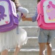 Enfants avec Penelope et Pocchari Sacs  Dos